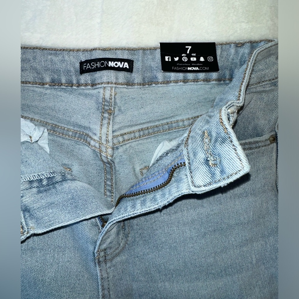 BNWT Distressed Ankle Jeans - Picture 5 of 5